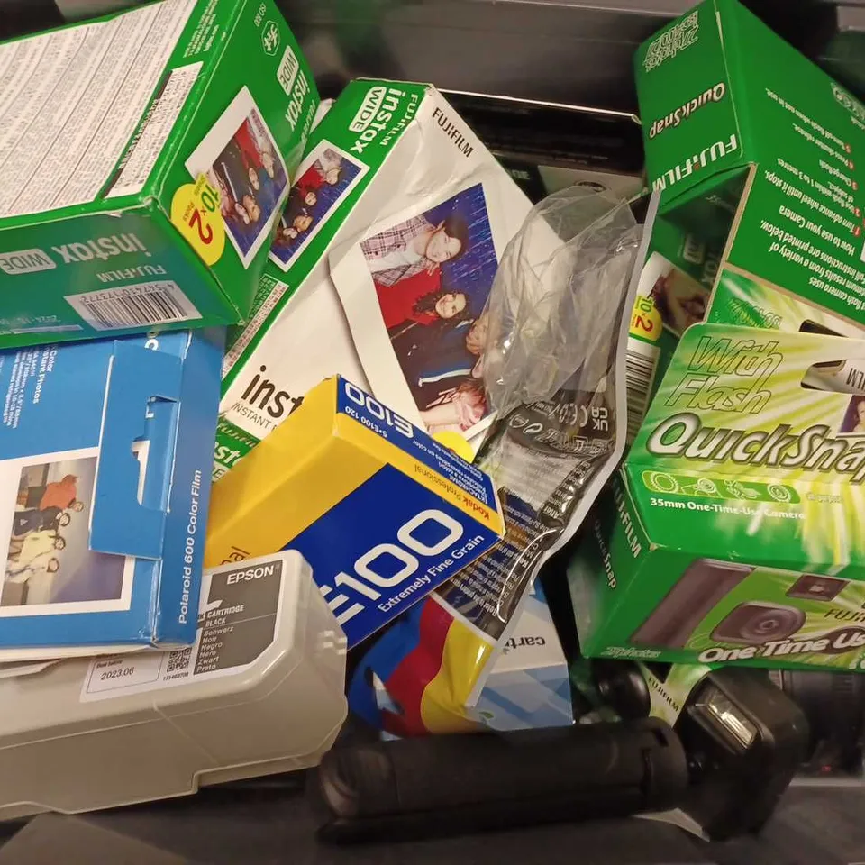 BOX OF APPROX 20 ASSORTED ITEMS TO INCLUDE - FUJIFILM QUICK SNAP - POLAROID COLOR 600 FILM - EPSON SJIC34P BLACK CARTIDGE ECT