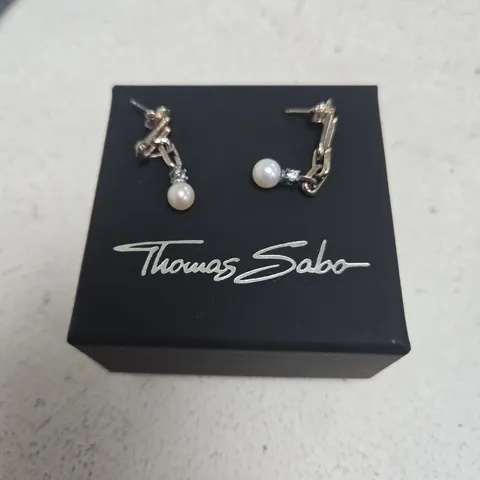 THOMAS SABO PEARL DROP EARRINGS – SILVER-TONE