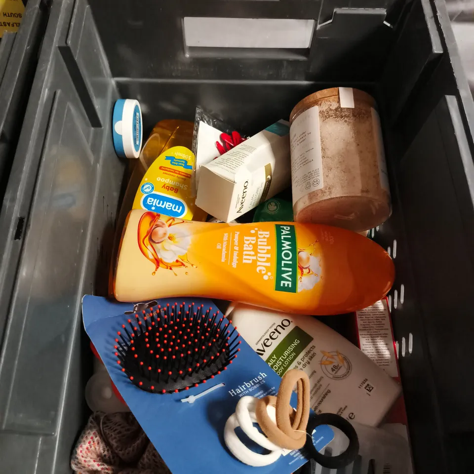 APPROXIMATELY 20 HEALTH AND BEAUTY PRODUCTS TO INCLUDE AVEENO CREAM, AVON BAUBLE BUBBLE BATH AND RIMMEL LASTING FINISH FOUNDATION