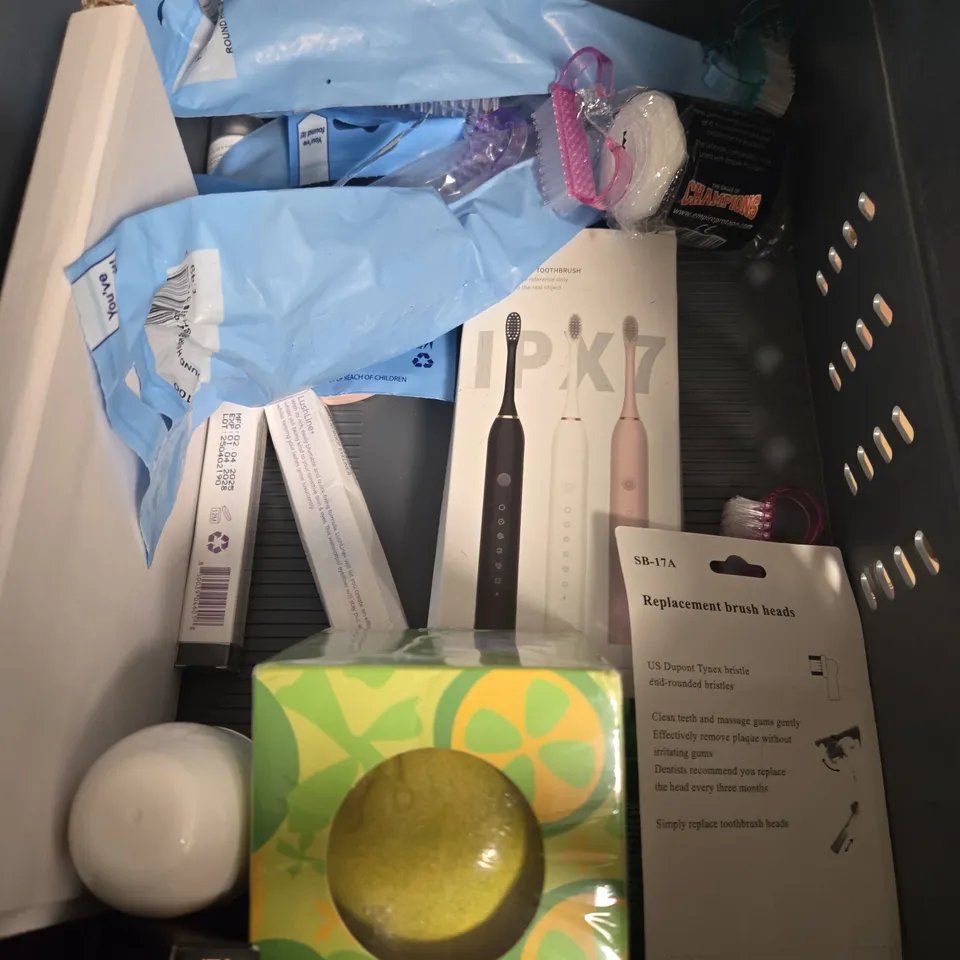 APPROXIMATEY 20 ASSORTED HEALTH AND BEAUTY PRODUCTS TO INCLUDE - PHILIP KINGSLEY LEAVE-IN CONDITIONER - SEOL 1988 EYE CREAM - L'OREAL MEN 5IN1 - ETC