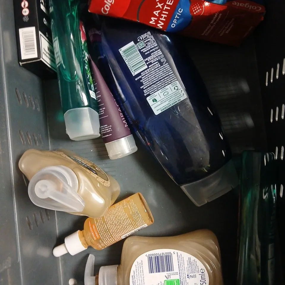 APPROXIMATELY 10 ASSORTED HEALTH & BEAUTY PRODUCTS TO INCLUDE RADOX SHOWER GEL, CHILD'S FARM BUBBLE BATH, SMOOTHING SPRAY ETC 