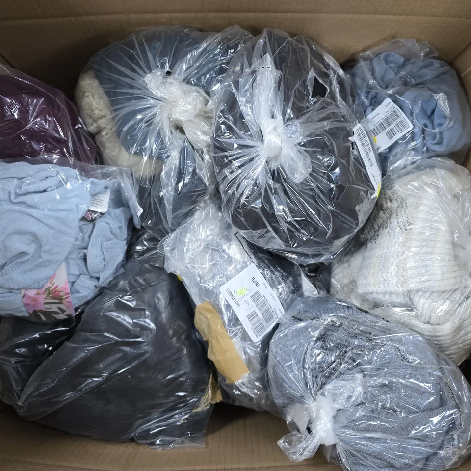 APPROXIMATELY 20 ASSORTED CLOTHING ITEMS IN VARIOUS SIZES, COLOURS & STYLES TO INCLUDE BRANDS SUCH AS SEASALT CORNWALL, JDY, KIM & CO ETC - COLLECTION ONLY