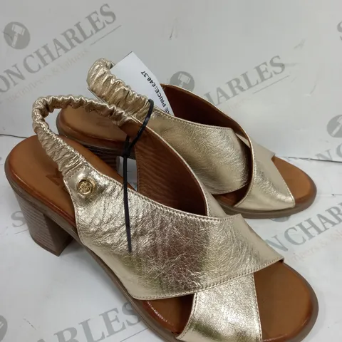 UNBOXED MODA IN PELLE LASSANDRA SANDAL IN GOLD SIZE 3