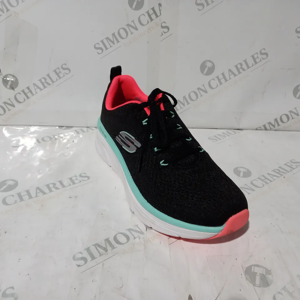 BOXED PAIR OF SKECHERS D'LUX-WALKER TRAINERS IN BLACK/MULTICOLOUR SIZE 5