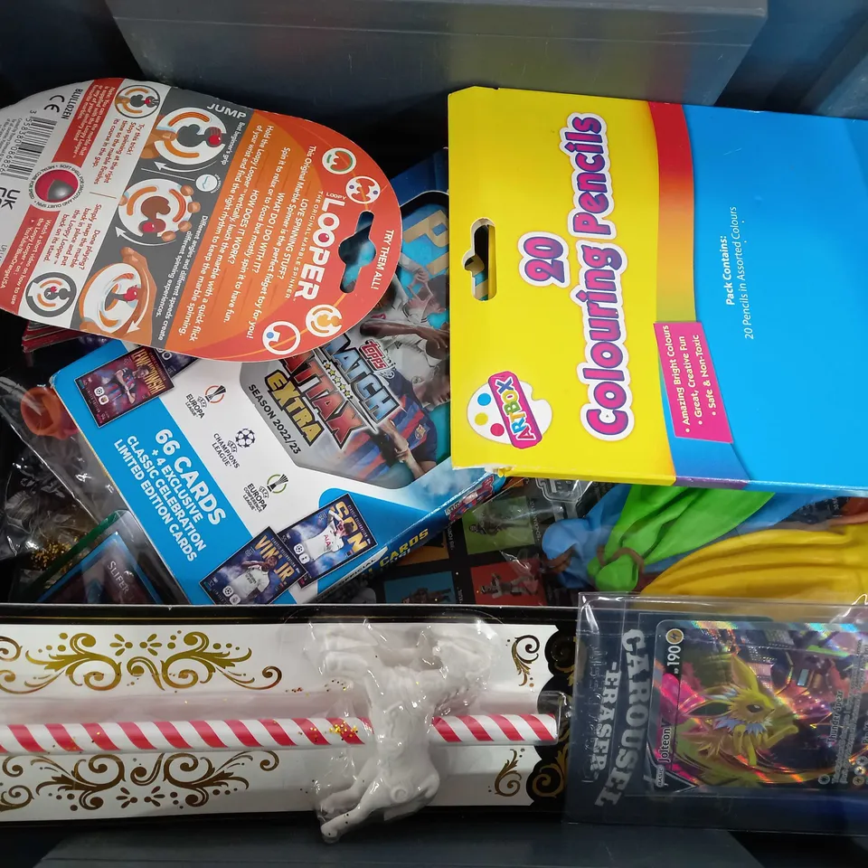 BOX OF APPROX 20 ASSORTED TOYS TO INCLUDE - ARTBOX 20 COLOUR PENCILS - TOPPS MATCH ATTACKS EXTRA - LOOPER THE ORIGINAL MARBLE SPINNER ECT 