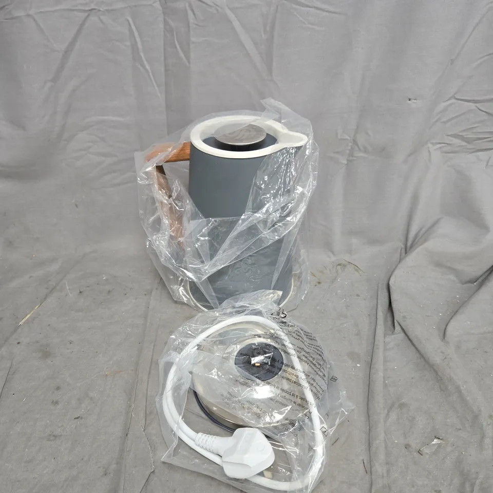 SWAN 1.7 LITRE KETTLE WITH RAPID BOIL – GREY WITH WOODEN HANDLE (BOXED)