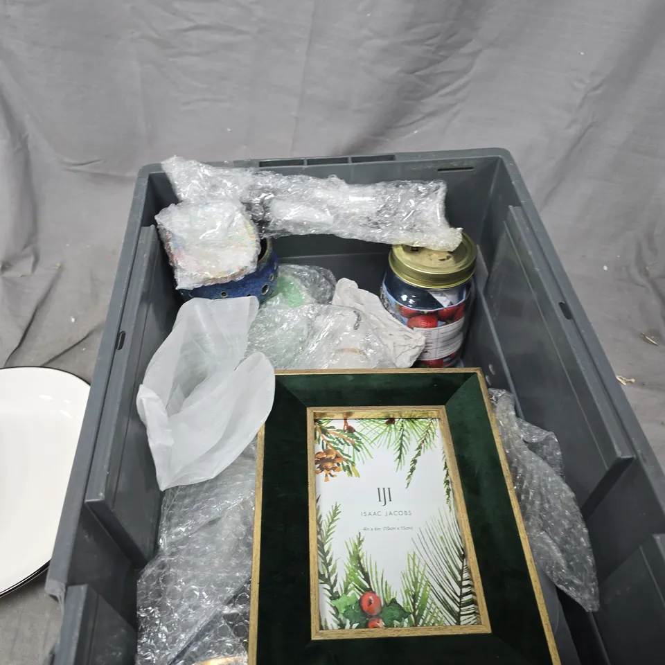 TOTE OF APPROXIMATELY 10 ASSORTED GLASS/CERAMIC ITEMS TO INCLUDE: MOON BOWL AND MORTAR 