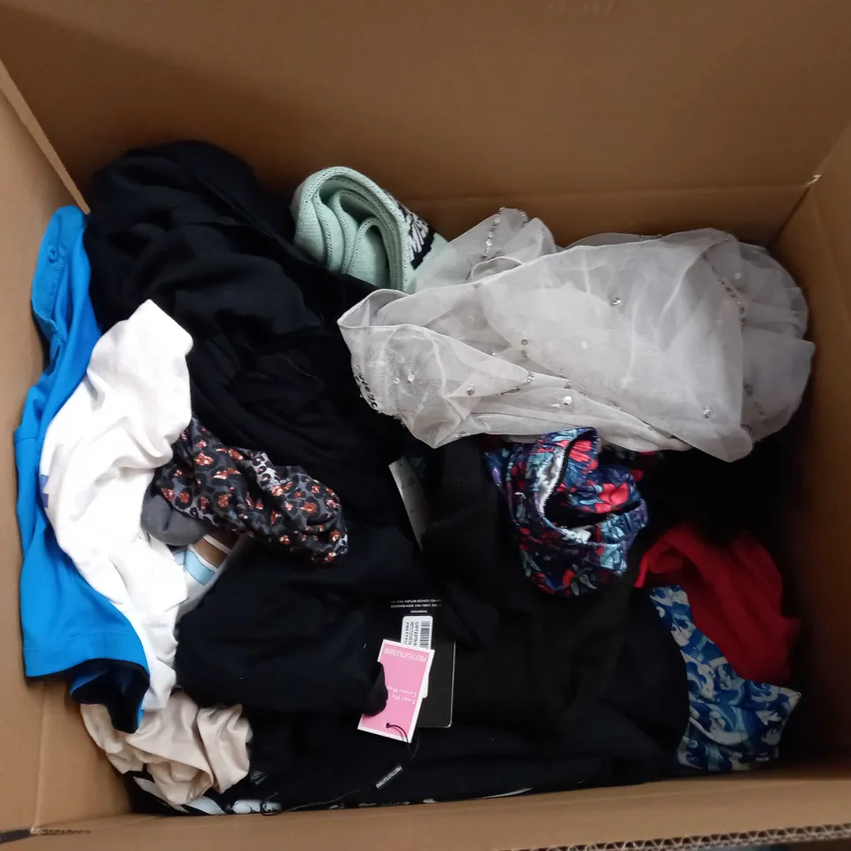 LOT OF APPROX 25 ASSORTED CLOTHING ITEMS VARYING IN SIZE/COLOUR/STYLE TO INCLUDE: TROUSERS, TOPS, DRESSES