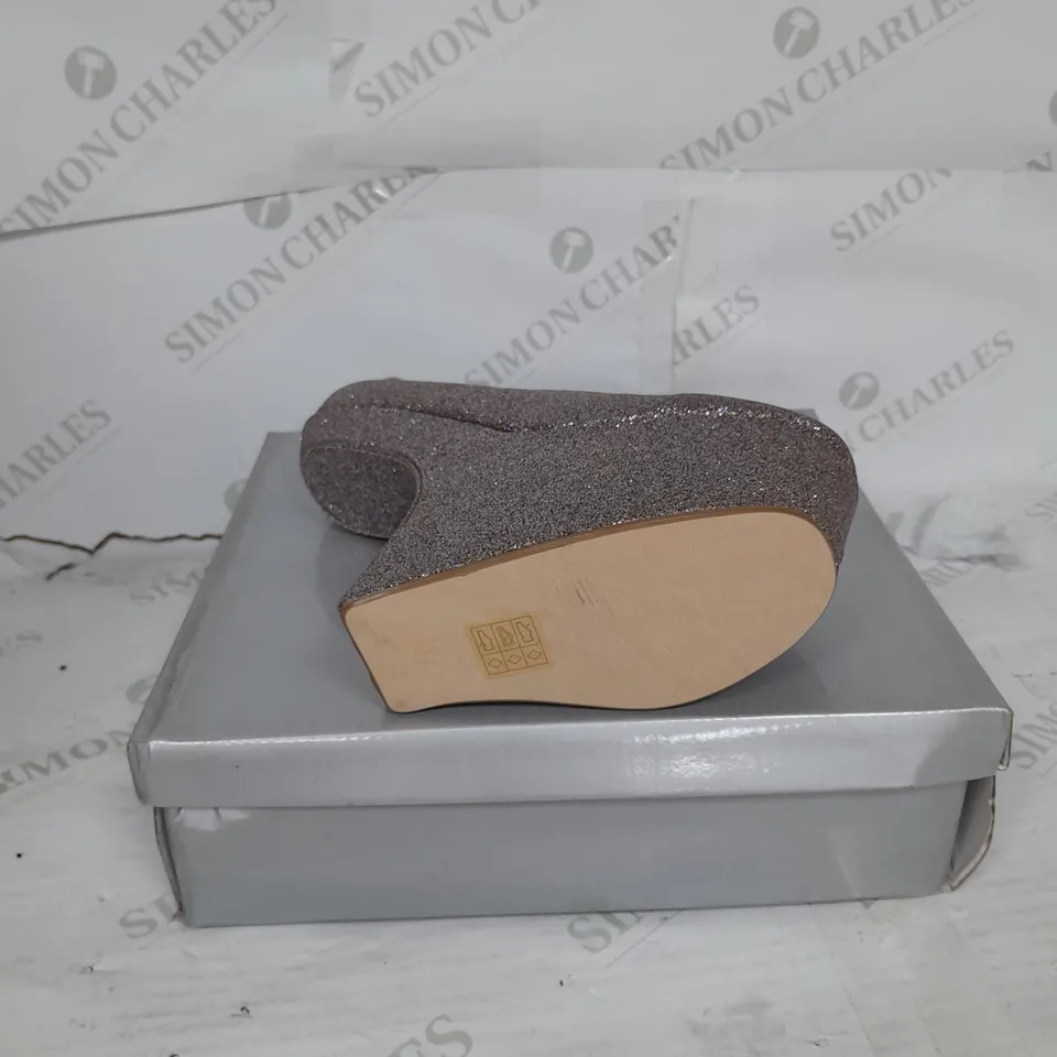 BOXED PAIR OF CASANDRA PLATFORM STRAP SHOE IN SILVER GLITTER SIZE 6