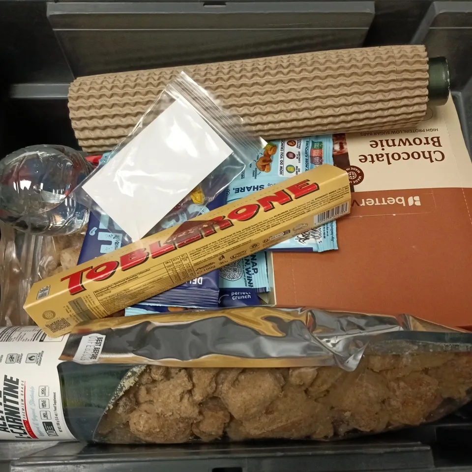 APPROXIMATELY 10 ASSORTED FOOD & DRINK ITEMS TO INCLUDE BETTERVITS CHOCOLATE BROWNIE, TOBLERONE, EHPLABS ACETYL L-CARNITINE, ETC - COLLECTION ONLY