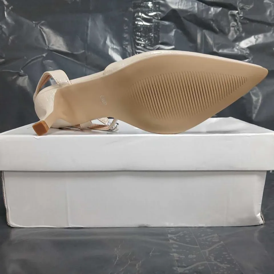 BOXED PAIR OF UNBRANDED POINTED TOE HEELED SHOES IN CREAM SIZE EU 40