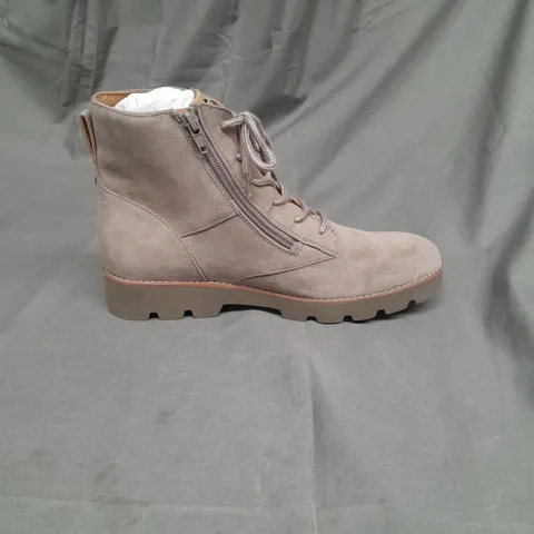 VIONIC LARSON LACE UP BOOTS SIZE 6.5 