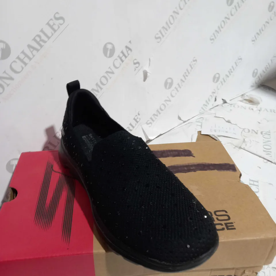 SKECHERS GO WALK LIMELIGHT PREMIUM FLAT KNIT SLIP ON TRAINER - SIZE 3 - BLACK