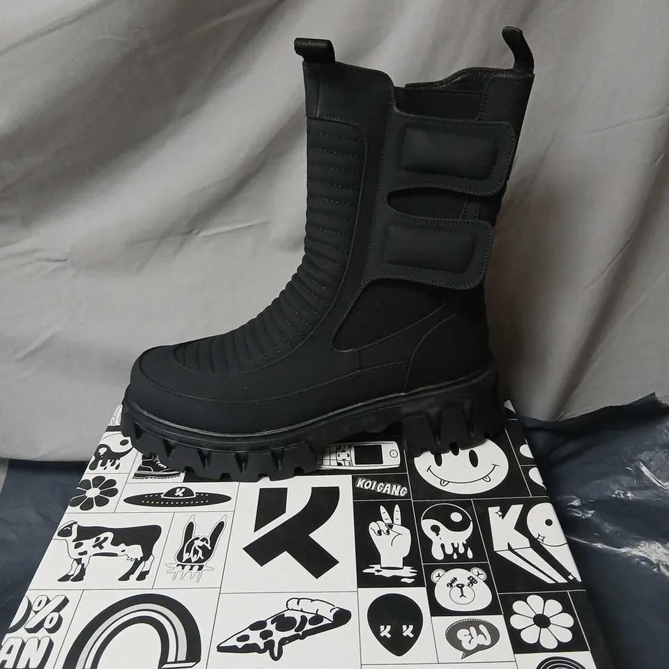 BOXED PAIR OF KOI VADER MEN'S PADDED CROFT BOOTS IN BLACK SIZE UK 7
