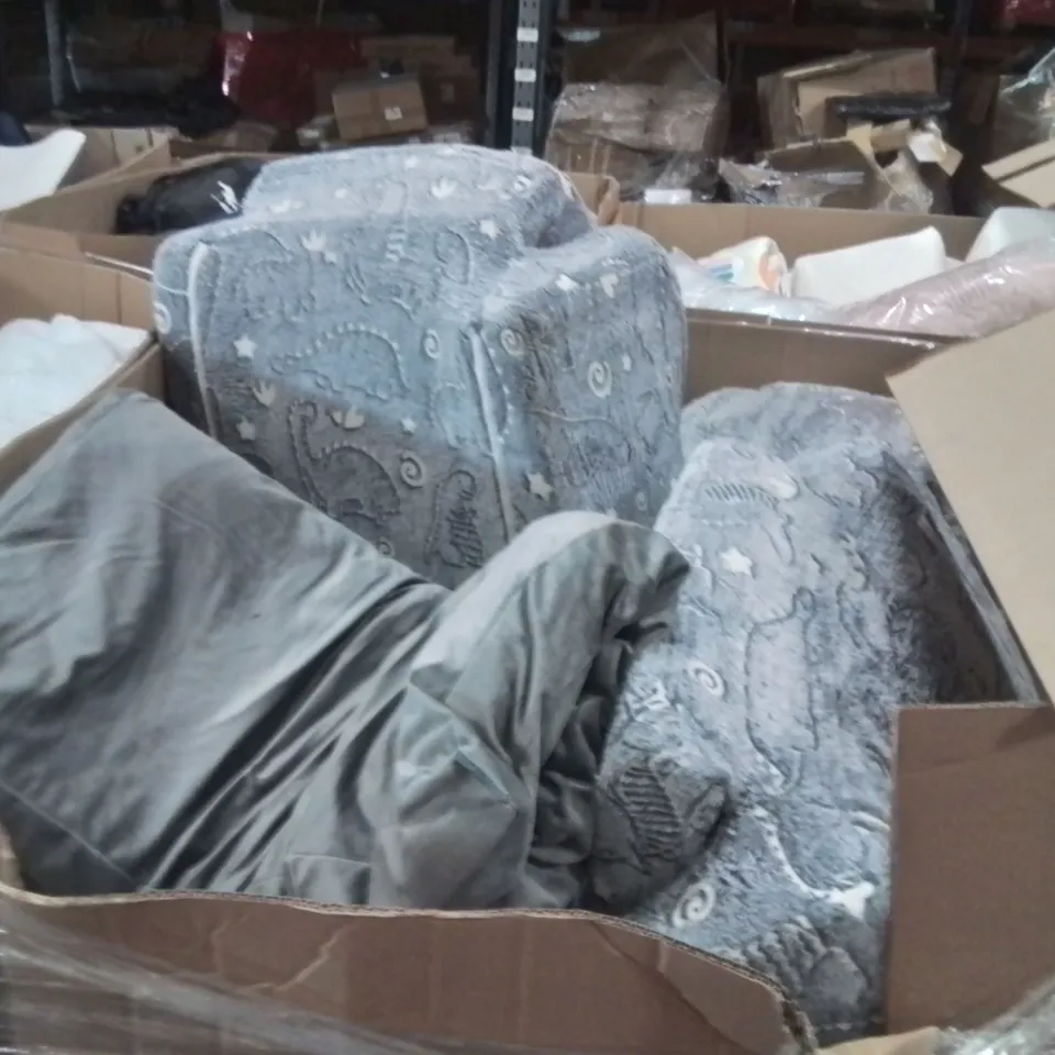PALLET CONTAINING A LARGE QUANTITY OF PILLOWS AND CUSHIONS 