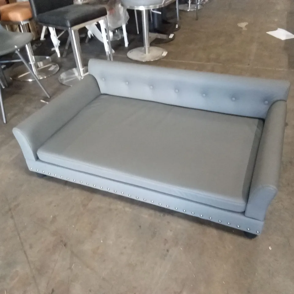 ARCHIE & OSCAR TORNILLO LEATHER PET BED // EXTRA LARGE
