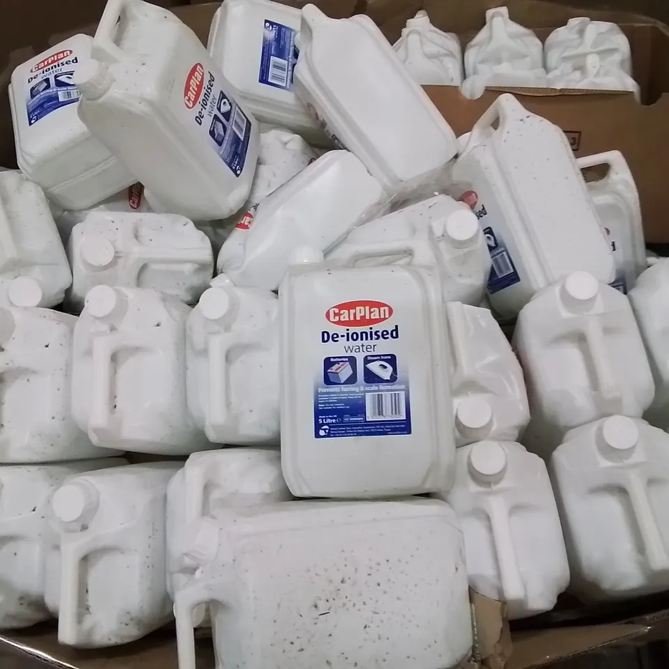 PALLET CONTAINING LARGE QUANTITY OF 5L DE-IONISED WATER BOTTLES 