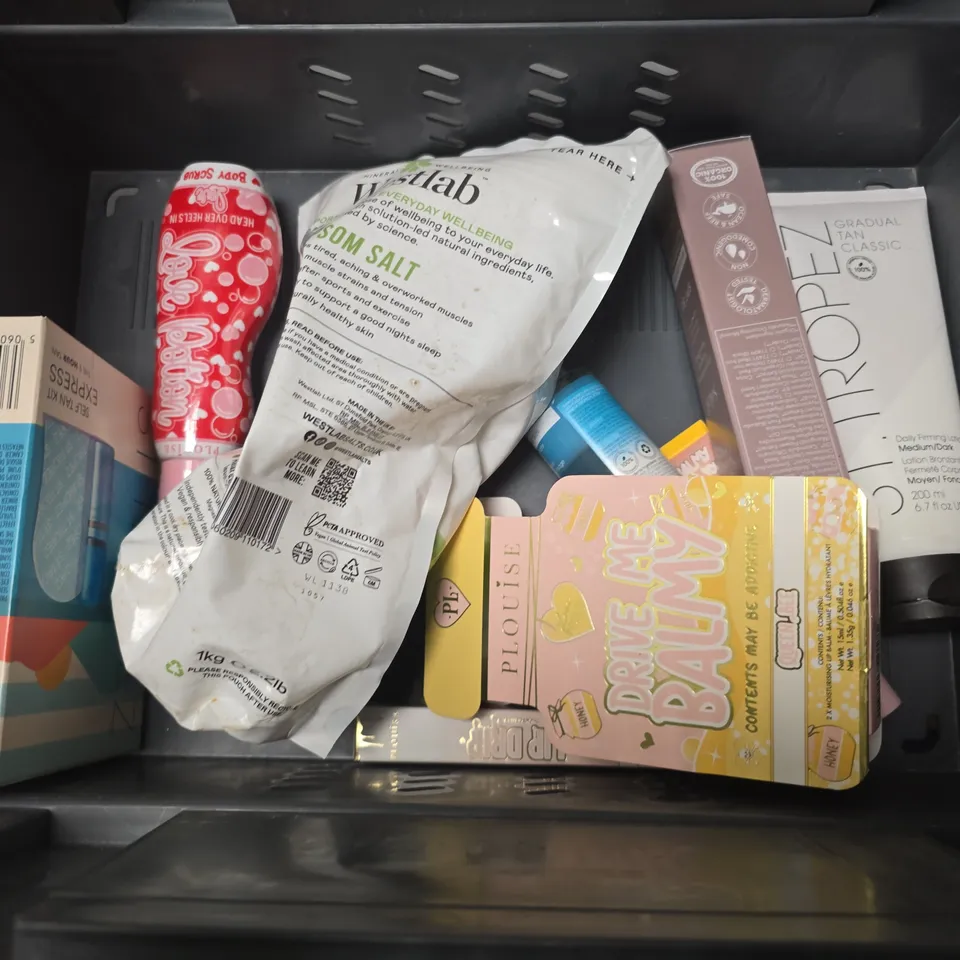 APPROXIMATELY 10 ASSORTED HEALTH & BEAUTY ITEMS TO INCLUDE - BAIE BONTANIQUE SOLEIL SPF 50 , ST.TROPEZ SELF TAN ETC