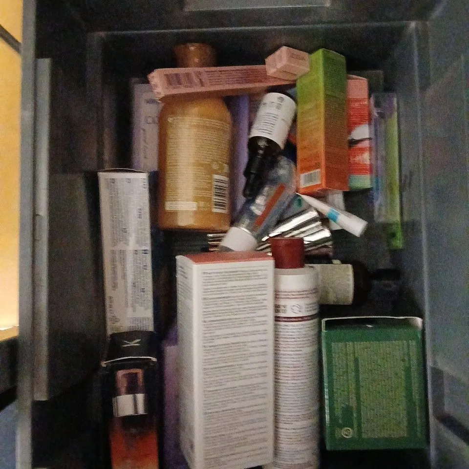 APPROXIMATEY 20 ASSORTED HEALTH AND BEAUTY PRODUCTS TO INCLUDE - VASELINE PROTECTING JELLY - ELF HOLY HYDRATION TONER AND GOT2B VOLUMISING STYLING POWDER