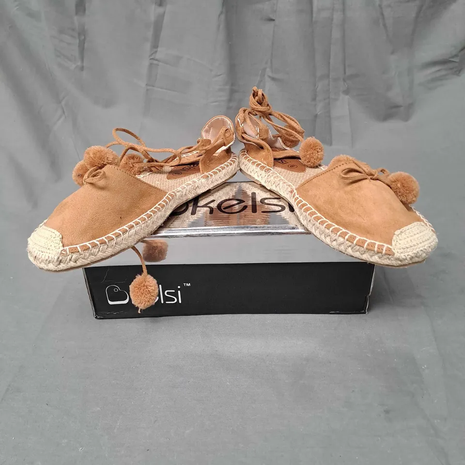 BOX OF APPROXIMATELY 10 PAIRS OF KELSI CLOSED TOE SANDALS IN CAMEL - VARIOUS SIZES 