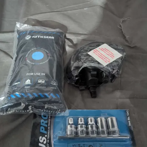 BOX OF ASSORTED CAR ITEMS TO INCLUDE - WIPER BLADE - SOCKET SET - LOCKS 