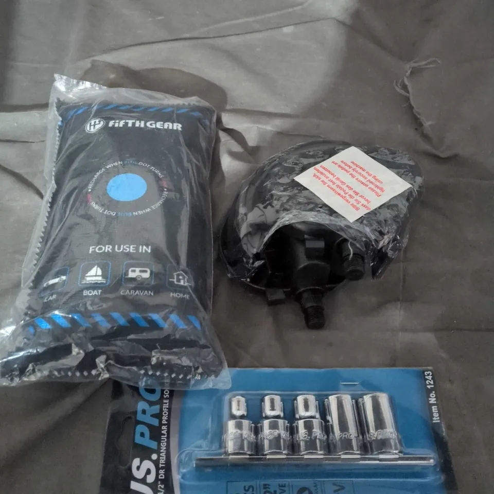 BOX OF ASSORTED CAR ITEMS TO INCLUDE - WIPER BLADE - SOCKET SET - LOCKS 