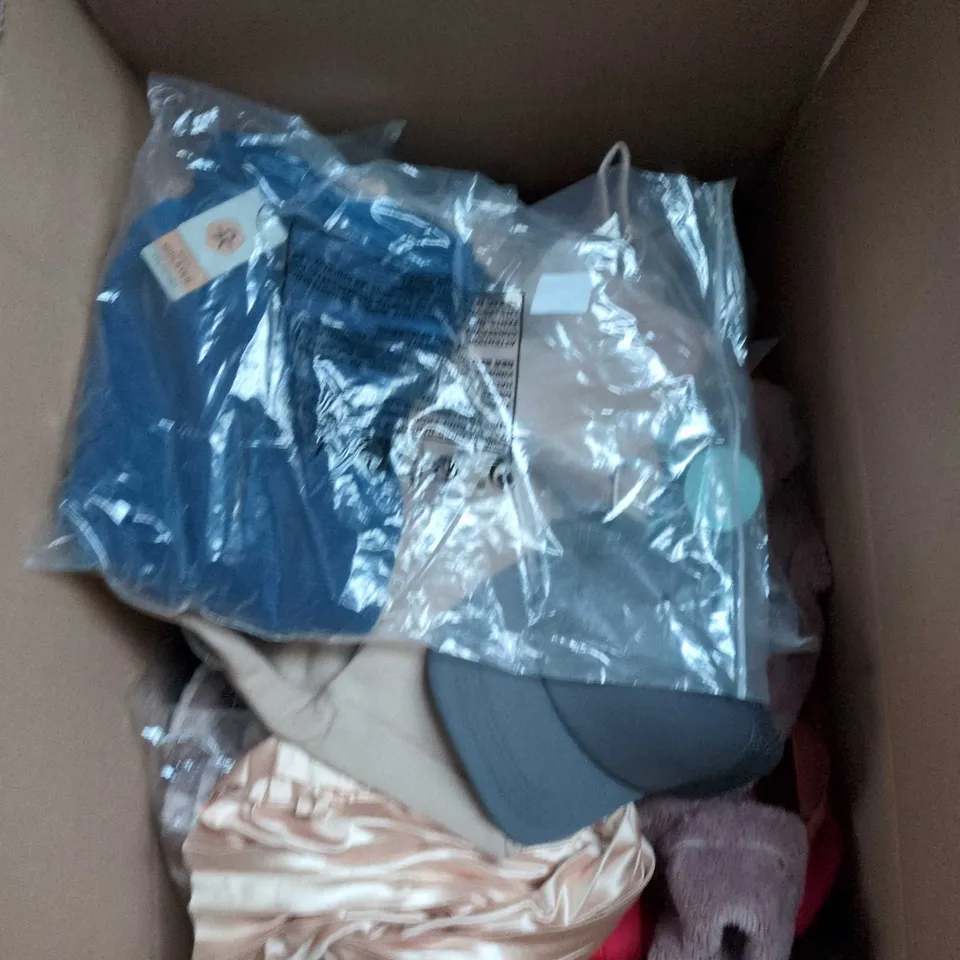 BOX OF APPROXIMATELY 25 ASSORTED CLOTHING ITEMS TO INCLUDE: GLOVES AND SHIRT