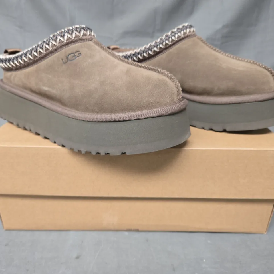 BOXED PAIR OF UGG WOMEN'S TAZZ SHOES IN TAUPE UK SIZE 5