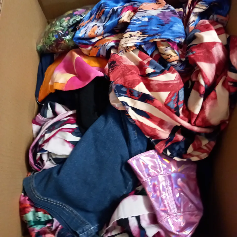 BOX OF APPROX 35 ASSORTED CLOTHING ITEMS TO INCLUDE - DRESSES, T-SHIRTS AND TROUSERS