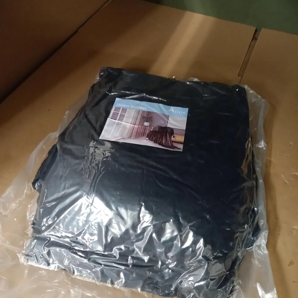 ALIVIO THROW BLANKET  