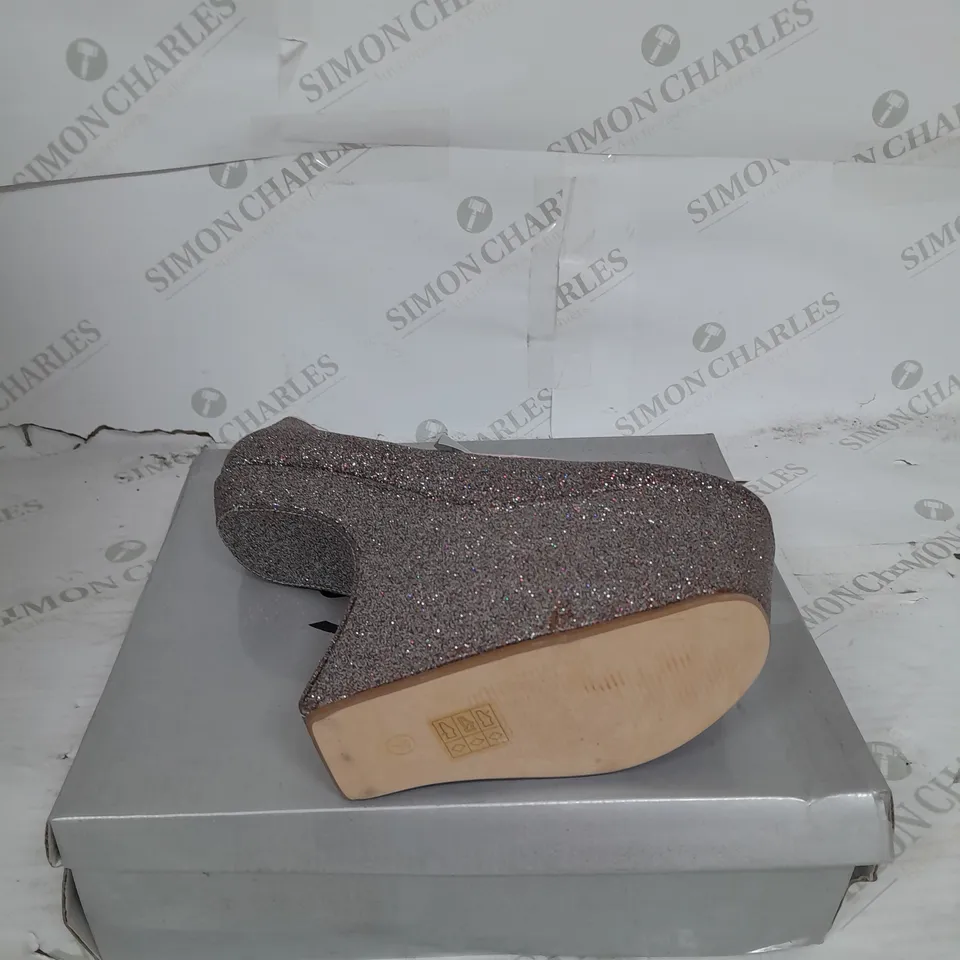 BOXED PAIR OF CASANDRA PLATFORM STRAP SHOE IN MULTI GLITTER SIZE 7