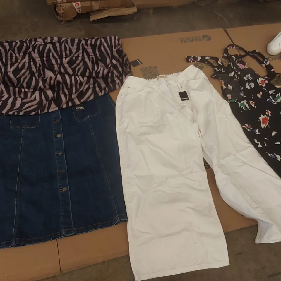 PALLET CONTAINING APPROXIMATELY 650x BRAND NEW ASSORTED DESIGNER CLOTHING ITEMS INCLUDING: SIMPLY BE DRESSES, JD WILLIAMS SHOES, SIMPLY BE JEANS ECT