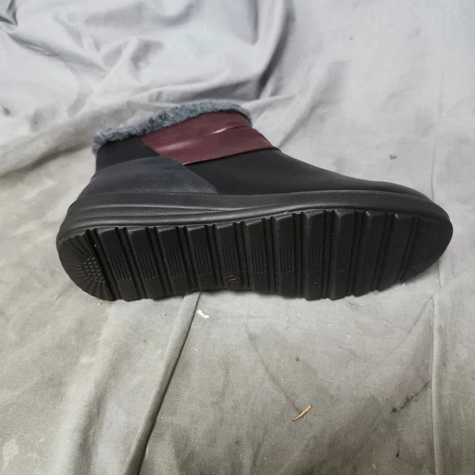 WOMEN'S LEATHER ANKLE BOOTS WITH FAUX FUR TRIM – BLACK WITH BURGUNDY COLLAR UK SIZE 6