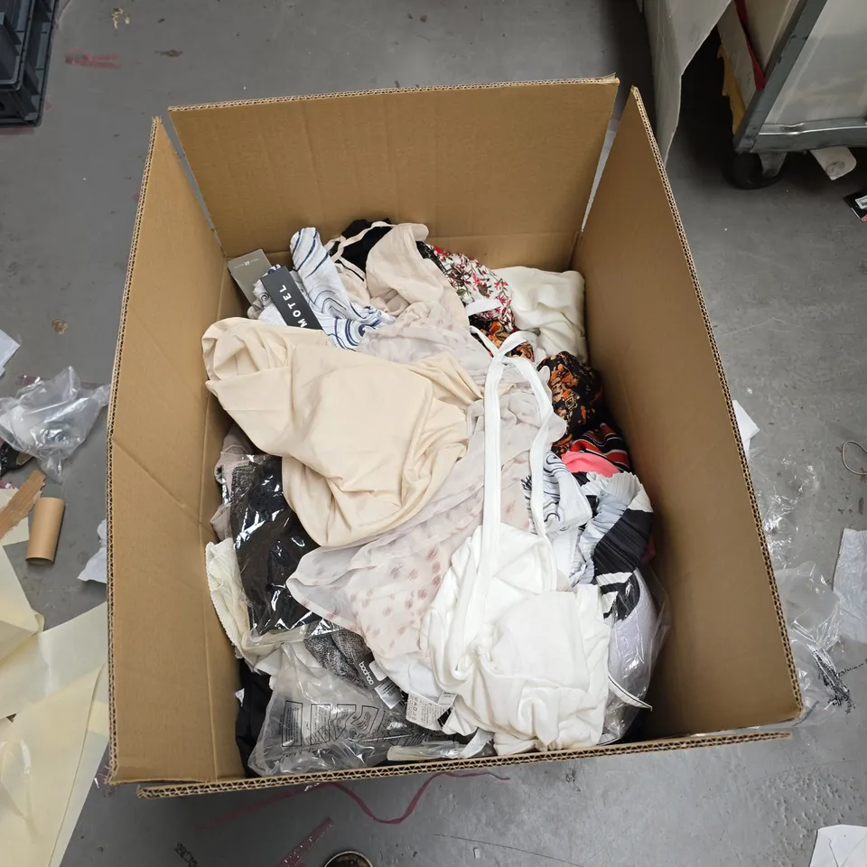 ASSORTED CLOTHING LOT IN BOX – MIXED TOPS, DRESSES & TEXTILES