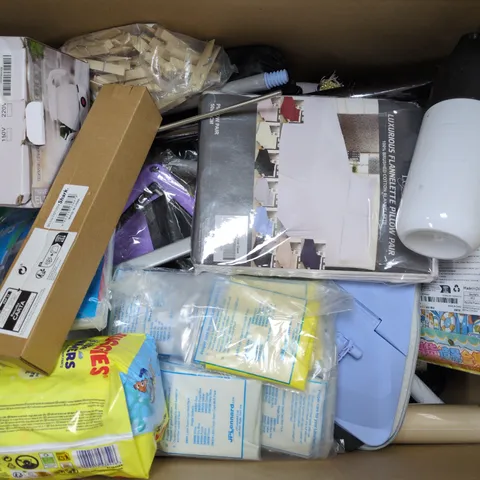 APPROXIMATELY 20 ASSORTED HOUSEHOLD PRODUCTS TO INCLUDE ELECTRIC KETTLE, HUEL BOTTLE, PILLOW PAIR, ETC - COLLECTION ONLY