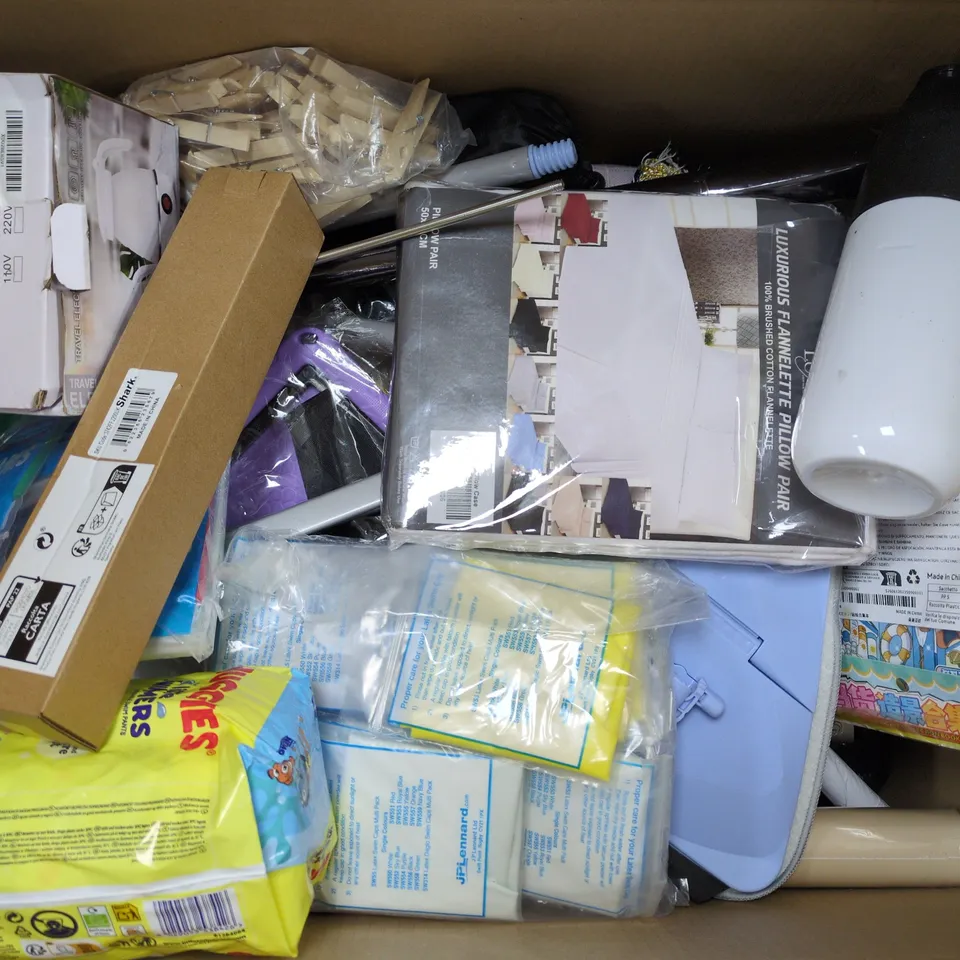APPROXIMATELY 20 ASSORTED HOUSEHOLD PRODUCTS TO INCLUDE ELECTRIC KETTLE, HUEL BOTTLE, PILLOW PAIR, ETC - COLLECTION ONLY