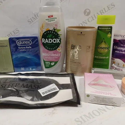 BOX OF APPROX 10 ASSORTED BEAUTY PRODUCTS TO INCLUDE RADOX SHOWER GEL, SCHWARZKOPF BLONDE LIGHTENING POWDER, BRUSHWORKS POWDER PUFF DUO, ETC