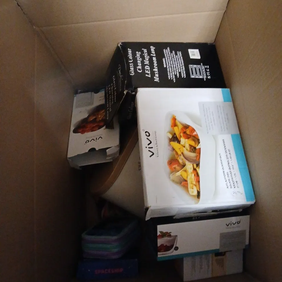 BOX OF APPROXIMATELY 12 ASSORTED HOUSEHOLD ITEMS TO INCLUDE 6L COOLER BOX, 3 IN 1 GAMES SET, VIVO DISH ETC