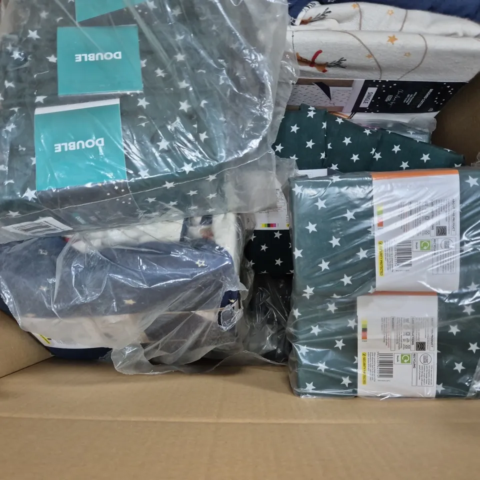 BOX OF APPROXIMATELY 12 ASSORTED BEDDING & SOFT FABRICS ITEMS TO INCLUDE - FITTED SHEETS - DUVET SET - 2 PILLOWCASES ETC. 