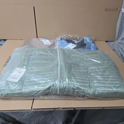 BOX OF APPROXIMATELY 25 X ASSORTED CLOTHING ITEMS, BAGGED.