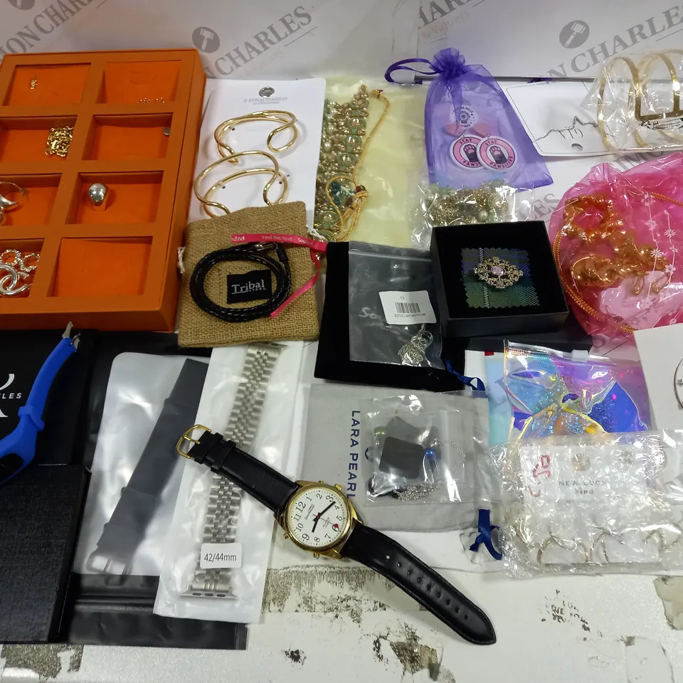 LOT OF ASSORTED JEWELLERY AND WATCH ITEMS TO INCLUDE RAGBAG, LAURA PEARL AND F&F