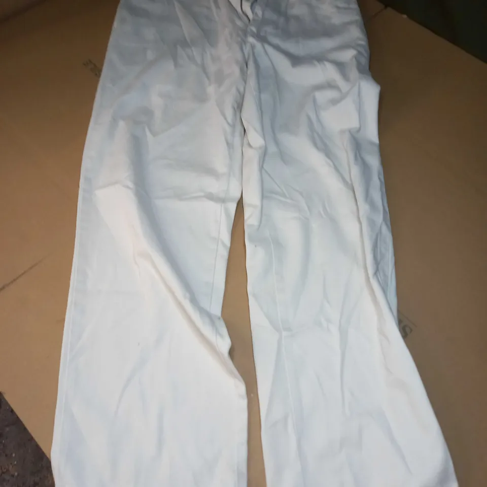 TOMMY HILFIGER CHINOS PANTS IN WHITE - 32/30