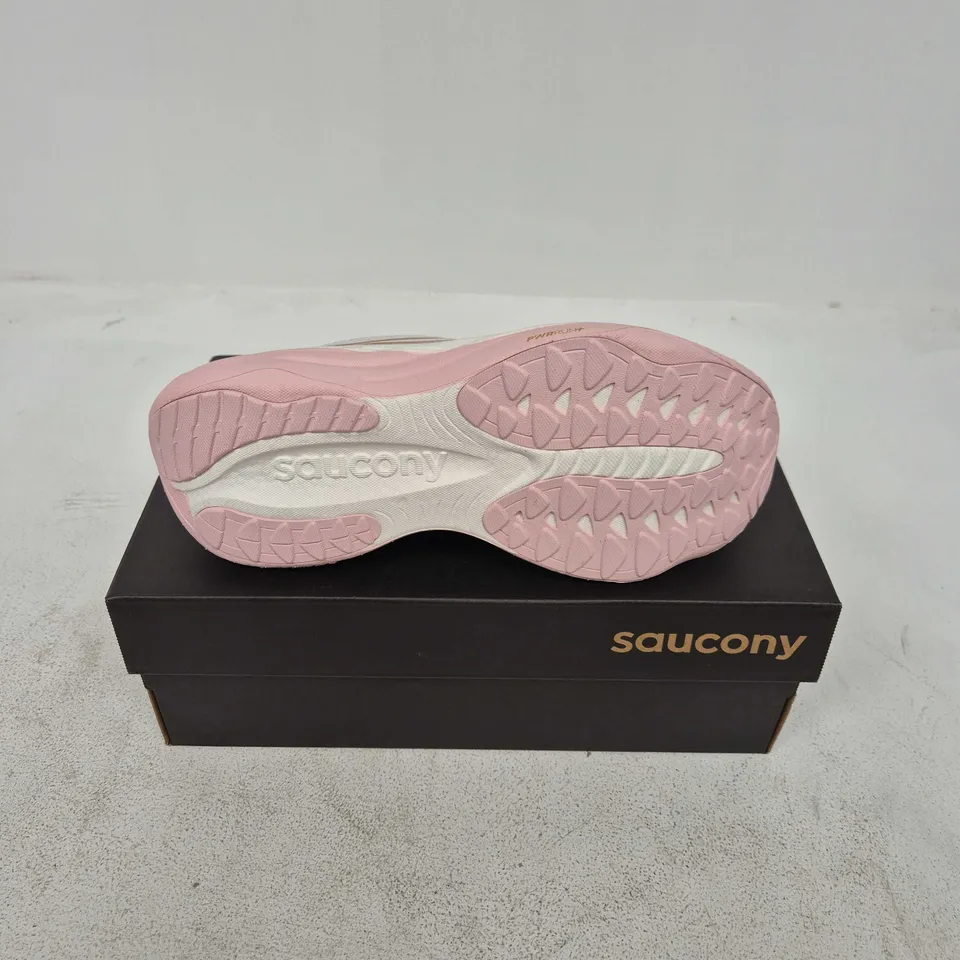 BOXED PAIR OF SAUCONY RIDE TRAINERS IN WHITE/PINK - UK 7