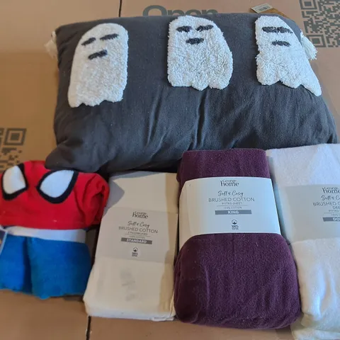BOX OF APPROXIMATELY 12 ASSORTED HOUSEHOLD ITEMS TO INCLUDE - BRUSHED COTTON FITTED SHEET , SPIDER MAN PONCHO ETC