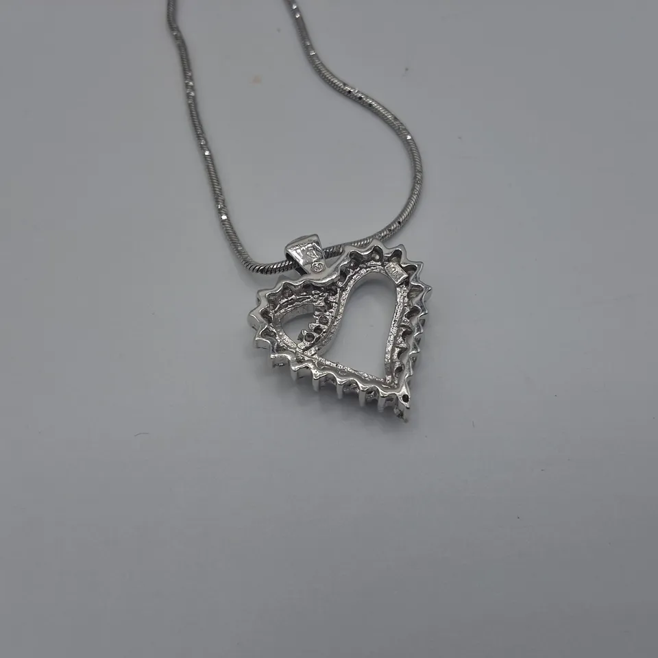 18CT WHITE GOLD HEART PENDANT ON CHAIN SET WITH NATURAL DIAMOND 
