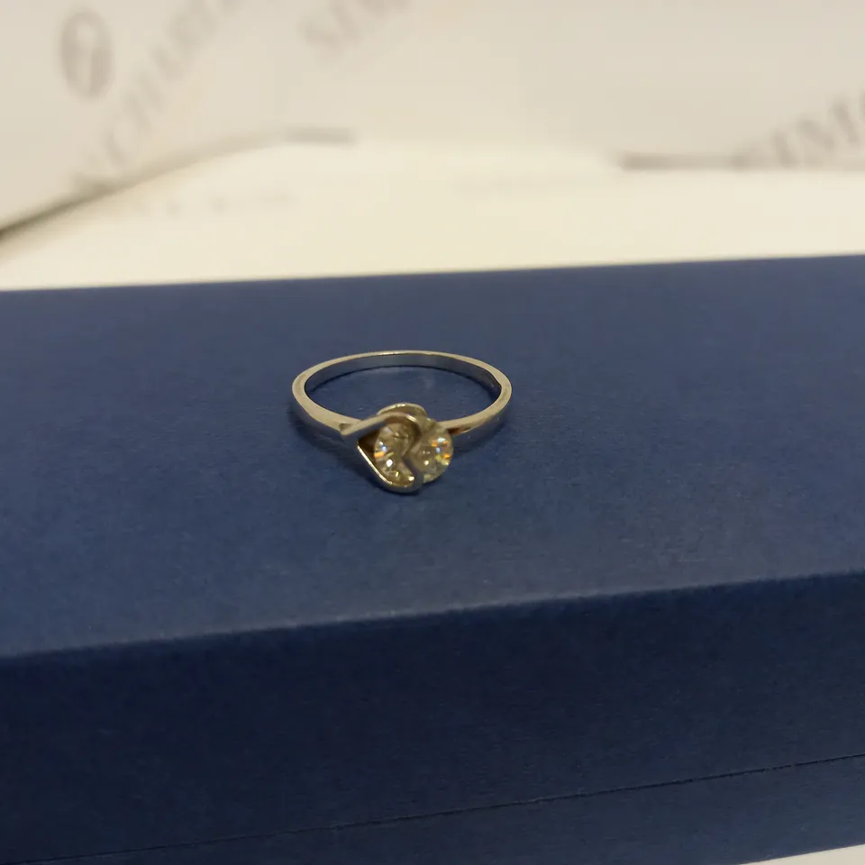 MOISSANITE 9CT WHITE GOLD 1CT SOLITAIRE RING WITH HEART DETAIL BAND SIZE Q RRP £399