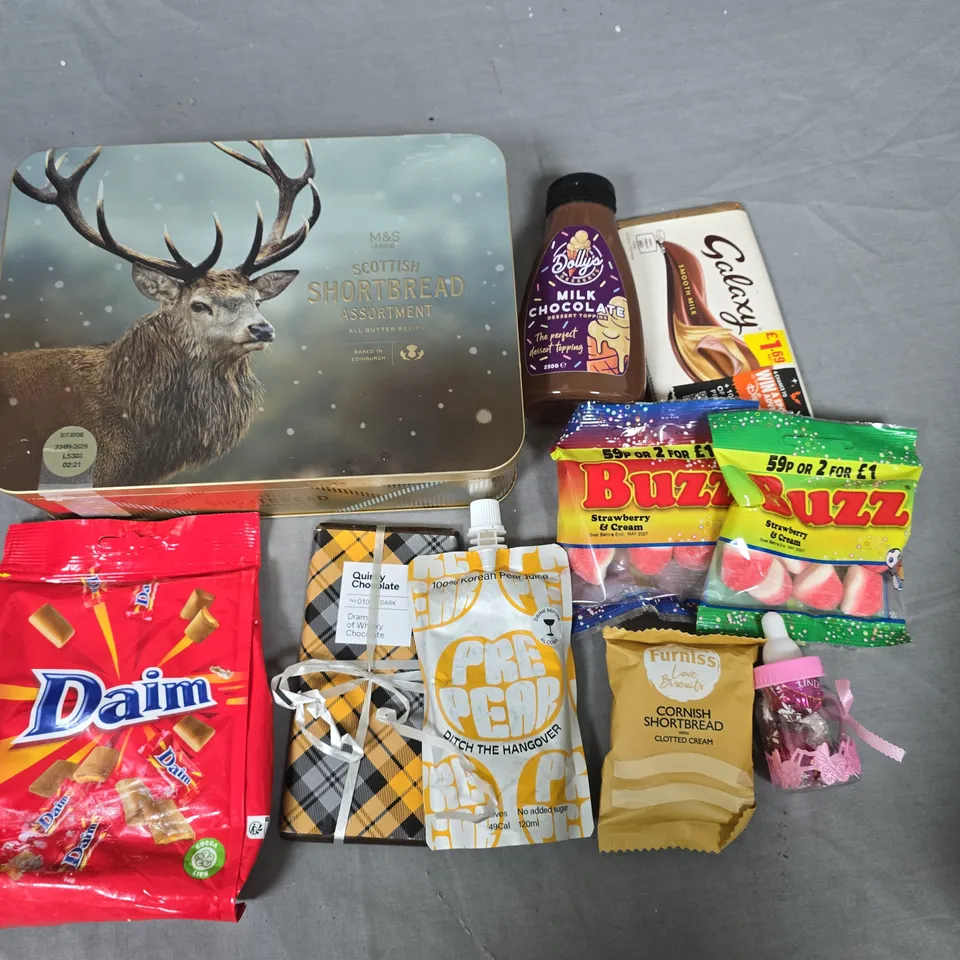 LOT OF APPROXIMATELY 20 ASSORTED FOOD ITEMS TO INCLUDE M&S SHORTBREAD BISCUITS AND MULTIPLE BUZZ SWEETS PACKS