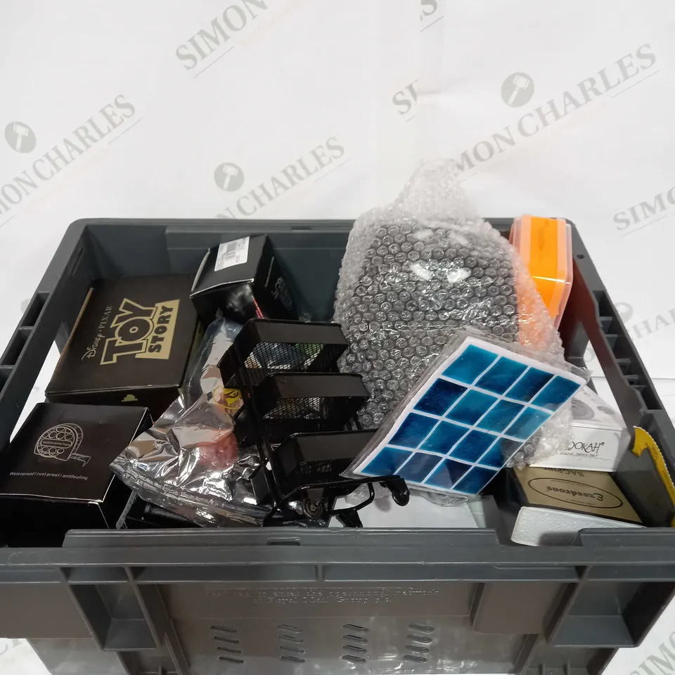 LOT TO CONTAIN APPROX 25 ASSORTED HOUSEHOLD PRODUCTS, INCLUDES REMOTE, TAPE MEASURES, MUG, WIFI EXTENDER ETC 