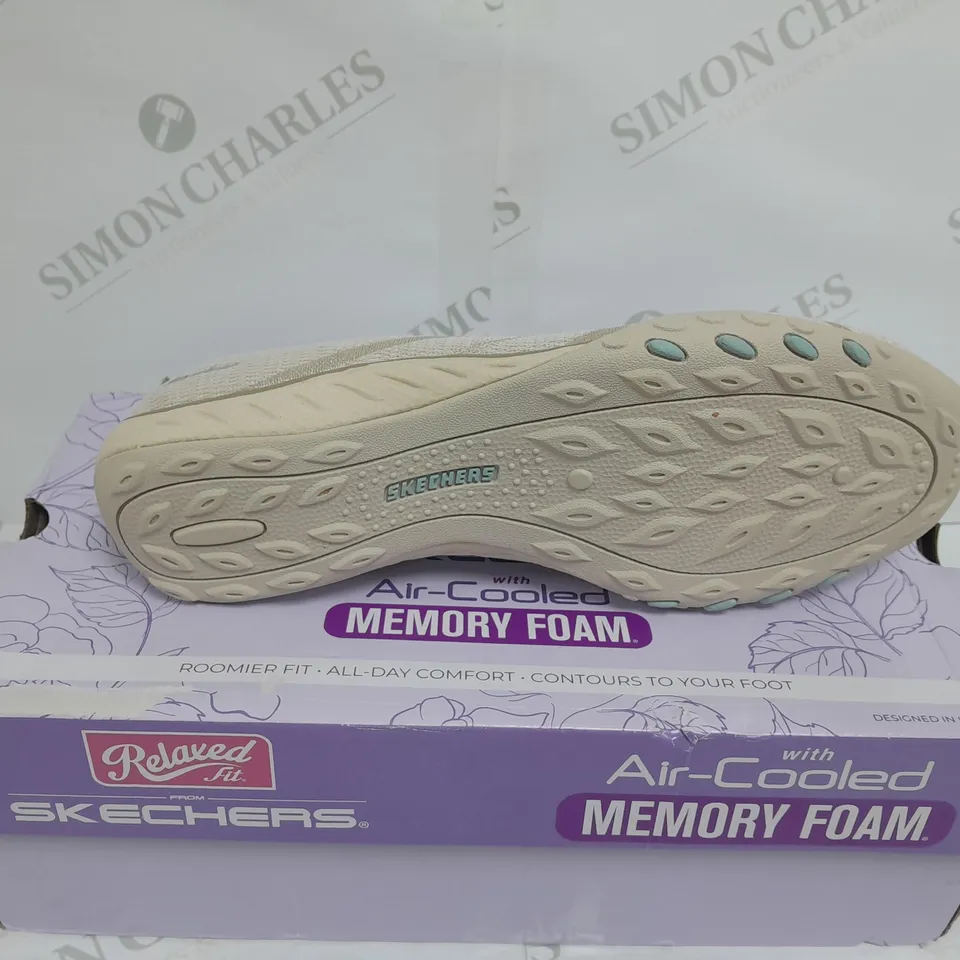 SKETCHERS RELAXED FIT NATURAL SIZE UK 6