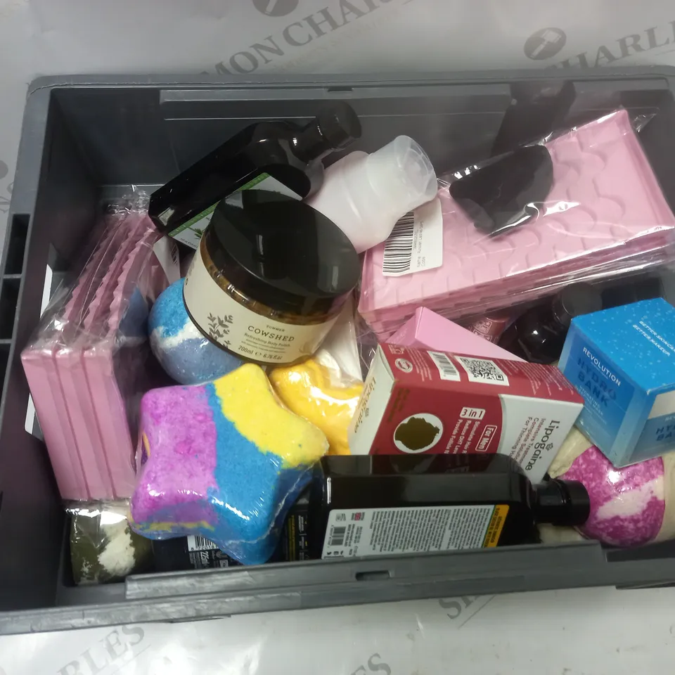 APROXIMATLEY 20 COSMETICS ITEMS TO INCLUDE SUMMER COWSHED REFRESHING BODY POLISH (200ml), NATURE SPELL NATURAL ROSEMARY OIL (150ml), BATH BOMBS OF VARIOUS TYPES AND SHAPES, ETC